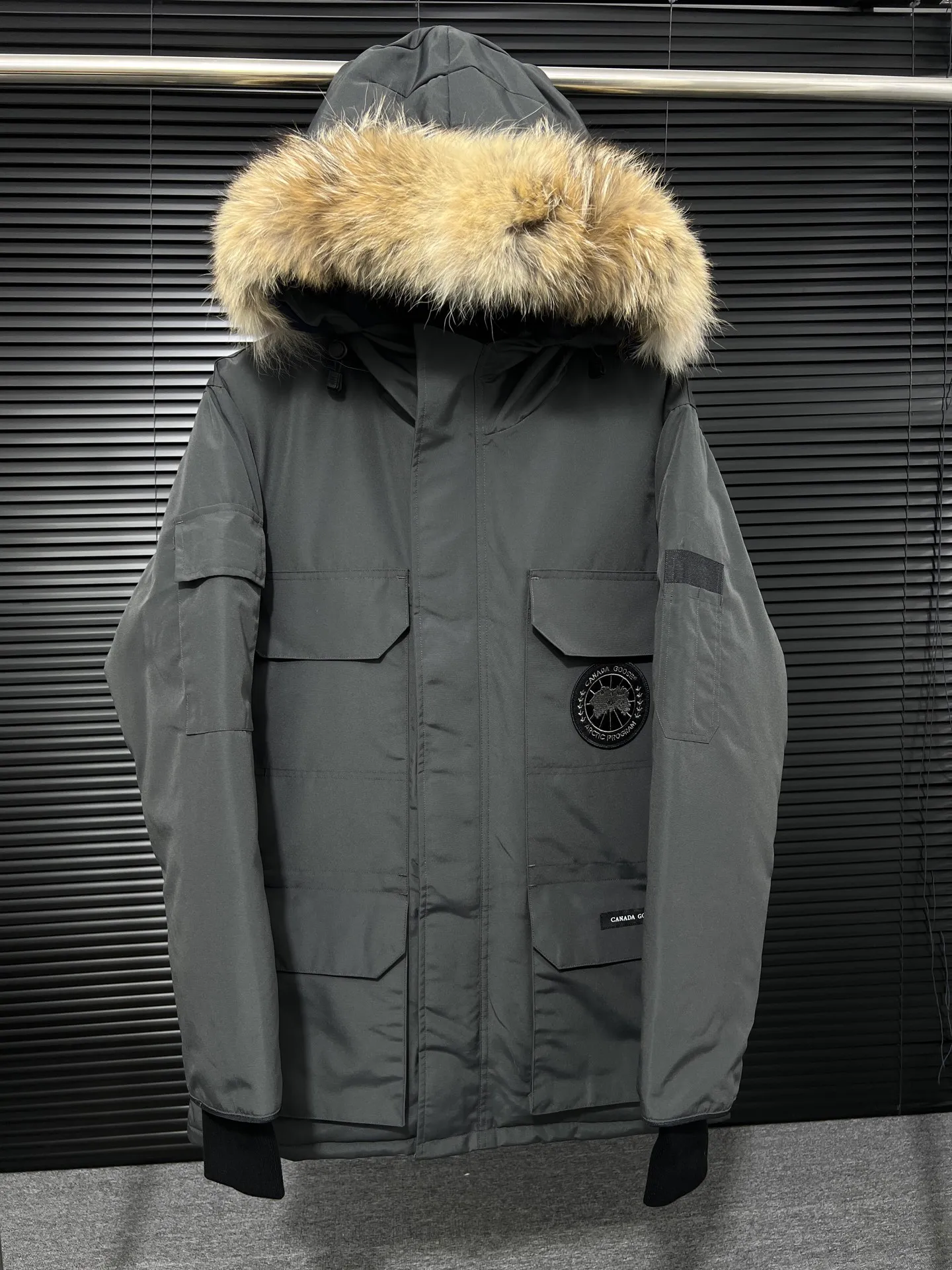 P780 🆕 Top original version, supports chip sensor with handbag 𝗖𝗮𝗻𝗮𝗱𝗮 𝗚𝗼𝘀𝗲 / 🇨🇦 Canada Goose 08 Down Jacket ⚠️ Partners who have been cooperating with us in the past few years know that no matter what is produced outside, our pure genuine trading company ships ❗️ After the test of time, we have received rave reviews. You can compare the market products with us. If you are not satisfied, you can return it at will. You are also welcome to come to ZG to see it and then come to my home to buy‼  1⃣️ The filling is 80% white duck down, with a weight of 500g. Regarding the down content, you can feel it with your hands. Good down has no embarrassment and can be called a walking duvet! 2⃣️ The fabric is made of Feather-Light 10D waterproof coating fabric, which is made of 84.5 polyester fiber and 15.5 cotton. The surface is treated with a special Teflon protective coating produced by DuPont to prevent wind and splash water, and makes the clothing anti-pollution and long-lasting new features! 3⃣️ One-piece seamless cuffs, 13cm official length, all seals are stamped, and all the inner liner is hemmed. The overcoat means sewing all the inner liner once. On the one hand, it is to prevent the velvet from running off, and on the other hand, it can keep the stiffness of the clothes! 4⃣️ Original Yoshida Kogyo Kabushikigaisha zipper, top-grade zinc alloy electroplated zipper with the highest specifications, using precise Japanese craftsmanship, raw materials and management methods. Each zipper can withstand 100,000+ openings and closings 5⃣️ The detachable fur collar is made of top-grade imported wolf fur, which is not comparable to the loose and soft raccoon fur and fake fur on the market. It is a natural Siberian coyote fur collar. The delicate and strong feel is the sense of life that comes from the erosion of wind and frost in nature. 6⃣️ Main logo double-thread 9-needle locking stranded embroidery, electronic digital automatic embroidery, maple leaves with sharp edges. Size: XS-XXL Color: black, off-white, graphite gray, sapphire blue Dark Blue Pink Azure Graphite Gray Black Label Shoulder Width Chest Sleeve Length Clothes Length Recommended Weight kg 67 87 80-90 2XL 58 136 69 89 90-105